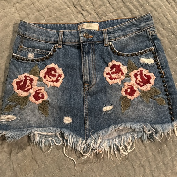 Free People Floral Embroidered Denim Skirt raw hem sz 27 - Picture 3 of 6